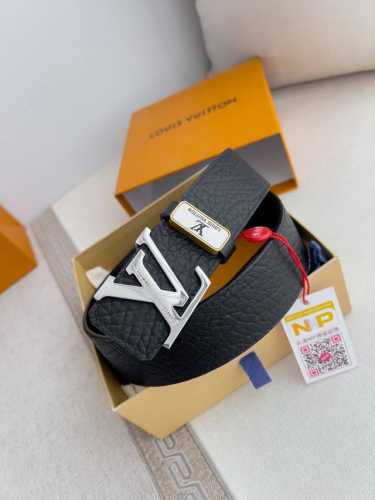 品名： Lv..路易..威登腰带皮带原单 型号：挂扣，经典纯钢材质挂扣，头层牛皮，图片实物拍摄 材料：头层牛皮，挂扣系列，纯钢材质扣头，钯镀电镀工艺永不掉色。原