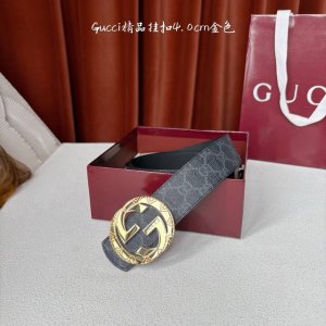 Gucci这款腰带一面为经典Pvc印花，另一面为黑色平纹牛皮革，搭配可拆卸互扣式双G造型腰带扣，宽4.0Cm，两面可用。 DDD