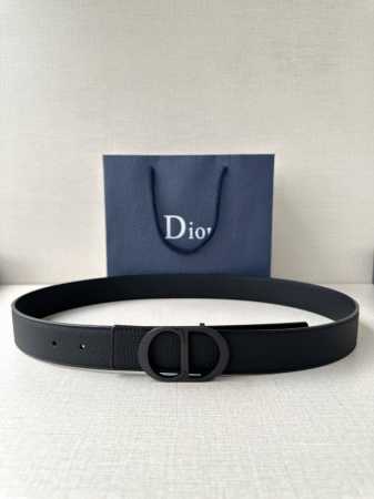 宽度3.5Cm Dior 这款腰带扣采用黑色哑光涂漆饰面不锈钢精心制作，展示Cd Icon 标志。可与各式35毫米腰带搭配，提升格调，打造优雅精致的造型。 - 点击图像关闭