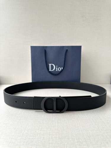宽度3.5Cm Dior 这款腰带扣采用黑色哑光涂漆饰面不锈钢精心制作，展示Cd Icon 标志。可与各式35毫米腰带搭配，提升格调，打造优雅精致的造型。