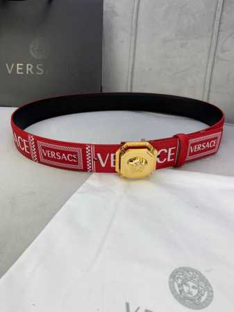 特 宽度4.0Cm 范思哲 此款两面头层皮底 腰带饰有标志性的Versace美杜莎头像三件套组合扣，彰显品牌格调。是一款精美的衣橱必备单品。 - 点击图像关闭