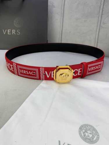特 宽度4.0Cm 范思哲 此款两面头层皮底 腰带饰有标志性的Versace美杜莎头像三件套组合扣，彰显品牌格调。是一款精美的衣橱必备单品。