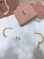 缪缪今年新元素金属腰带，颜色上非常百搭，小牛皮 搭配金属链条 Miu吊坠 低调中带有高级感，真的看不腻，这个腰带真的太适合慵懒随性的文艺女孩了 宽度1.5Cm