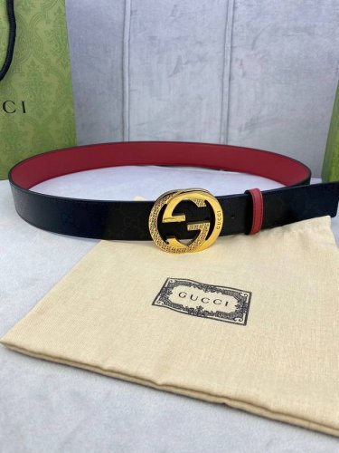 宽度4.0Cm Gucci 双面腰带，一侧为gg Supreme帆布，反面一侧为枣红色头层小牛皮。配以互扣式双g钢扣采用真空电镀 厚度6.0Mm
