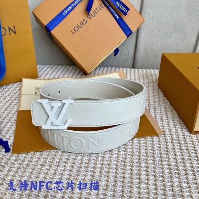 配全套包装礼盒 Lv S-Lock系列 宽度3.5Cm 精致的字母搭扣 搭配品牌專用小牛皮压logo标识 双面用