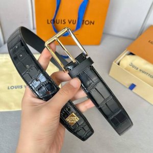 原版包装 L0Uis Vuitt0N 今季新品 男士原單腰帶 寬度35毫米 经典双面牛皮压鳄鱼纹 搭配低调针扣五金 尾部饰有品牌Logo配件相呼应 适合沉稳低调