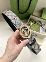 宽度4.0Cm Gucci 双面腰带，一侧为Gg Supreme帆布融入米奇图案 ，反面一侧为进口头层砂底 配以互扣式双G镶钻 原单钢扣采用真空电镀