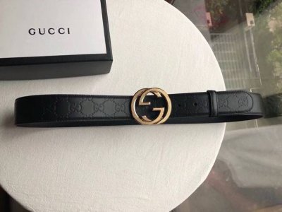 Gucci古驰Signature男士精致双G滚砂金属扣压纹黑色头层牛皮腰带3.8Cm。