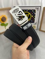 品名：Lv..路易..威登自动带 材质：原单牛皮腰带 百分百头层牛皮腰带保证真皮，24K纯钢扣，专柜原单品质、做工精细，时尚大牌，送人自用首选 包装： 请认准如