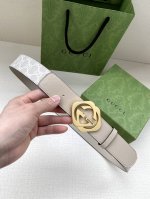 特 宽度4.0 Cm Gg Marmont系列每一季都会推陈出新，为灵感源于70年代的标志性原版Gg6.0Cm钢扣配件注入现代精髓。这款头层牛皮腰带 给你带来更