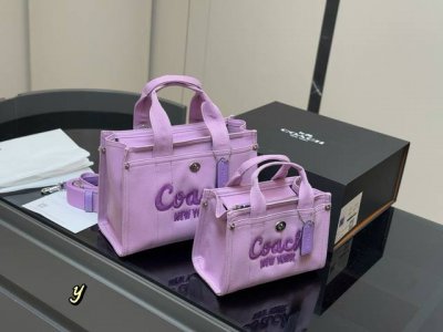 配盒 Coach 蔻驰 Cargo Tote 单宁牛仔托特包 千呼万唤的牛仔系列终于来噜～ 对牛仔真的毫无抵抗力 自己搭配小挂件会更Q 尺寸:20.15Cm 2