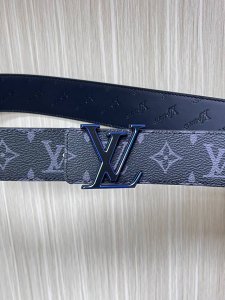 特 4.0当季新款 一面进口小牛皮 一面进口帆布印花 可双面用 搭配精品扣头 实物实拍