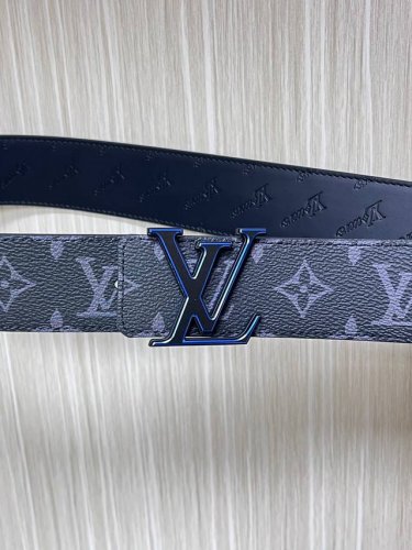特 4.0当季新款 一面进口小牛皮 一面进口帆布印花 可双面用 搭配精品扣头 实物实拍