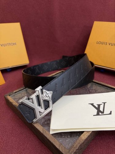 Lv Dimension 4.0双面腰带将经典格调引入新颖尺幅设计。皮革压印 Lv 字母和 Monogram 花卉，与纤秀 Lv 字母搭扣相映成趣，令品牌标识低