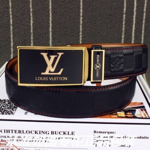 品名：Lv..路易..威登自动扣 型号：认准如图专柜包装，赠送打孔器 材料：百分百头层牛皮，24K纯钢扣，自动带身，保证真皮。专柜同等质量， 送