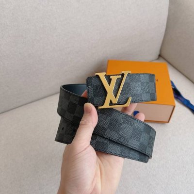 特 配全套包装礼盒 Lv 这款经典而又魅力恒久的腰带外型宽大，带扣和牛仔装相得益彰，彰显一派休闲气息。易搭配各类服饰；经典不过时。宽度：40Mm