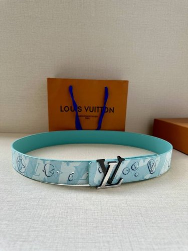 特 Lv Aqua 双面腰带为传统设计引入现实主义意趣。Monogram Aqua 帆布以 3D 水滴图案模糊 Monogram 图案的经典轮廓，将相同意境延续