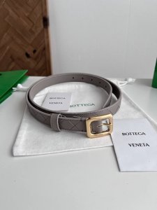 Bv 2025最新款女士编织腰带 纯手工Intreccio大格子编织 双面意大利小牛皮搭配日字型微复古金色针扣 可活动皮环 皮带宽度2Cm 颜色: 海燕灰