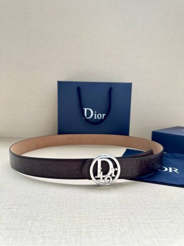 特 Dior 这款金属覆层黄铜腰带扣是二零二四春季系列新品，展示 Cd Icon 标志和 Oblique Cosmo 图案，致敬 Dior 的经典图案。可与各式