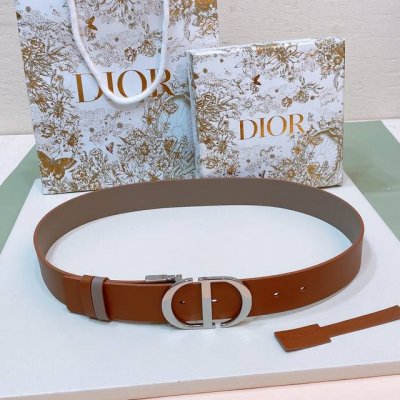 特 3.5Cm D Ior 30 Montaigne *Cd*腰带 饰有*Christian Dior*标志 富有光泽的金色饰面金属细节 两个可拆卸环 小牛皮腰