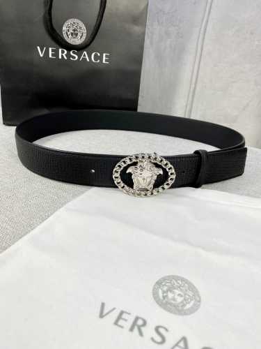 宽度4.0Cm V E R S A C E 范思哲 这款万象纹柔软头层皮饰带搭配一枚椭圆链条美杜莎带扣。本季标志性的Versace饰件点缀其上