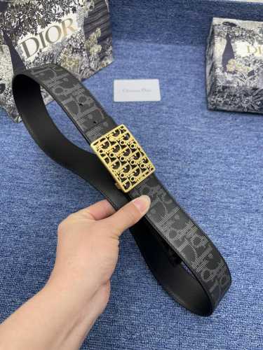 迪奥550 3.5Cm P200 这款 30 Montaigne Avenue 腰带从同名手袋汲取灵感，采用黑色光滑 牛皮革精心制作，质感柔软，设计优雅，饰以富