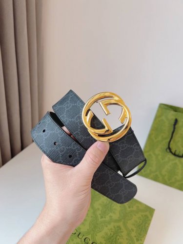 Gucci 新款圆形互扣式双G搭扣，配饰和成衣单品继续焕新演绎和呈现品牌经典细节。风格简而不失其华；适合各种穿搭风格。皮带宽度：4.0Cm