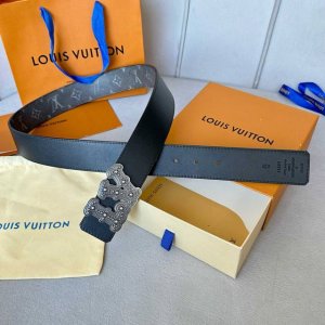 原版包裝 L0Uis Vuitt0N 今季新品 男士原單腰帶 寬度40毫米 雙面進口頭層小牛皮絲印圖案Logo設計 搭配最新設計復古五金 可雙面佩戴 適合沈穩低