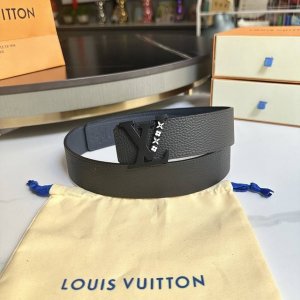 L0Uis Vuitt0N 專櫃最新升級版本 寬度40Mm 原廠進口雙面荔枝紋Togo皮 雙色顏色搭配 雙面使用 搭配新型字母搭扣 百搭易襯！