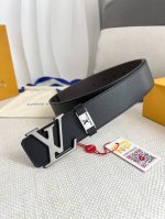 品名： Lv..路易..威登腰带皮带原单 型号：挂扣，经典纯钢材质面字母挂扣，头层牛皮，图片实物拍摄 材料：头层牛皮，挂扣系列，纯钢材质扣头，钯镀电镀工艺永不掉