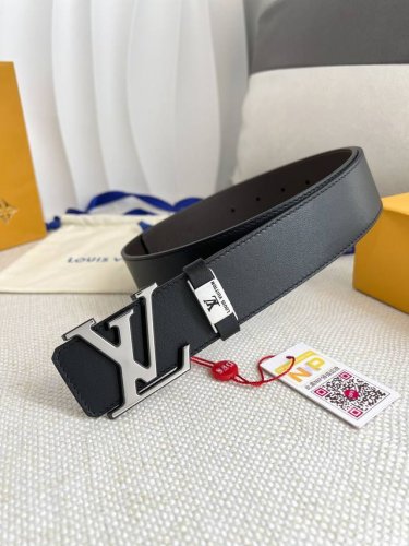 品名： Lv..路易..威登腰带皮带原单 型号：挂扣，经典纯钢材质面字母挂扣，头层牛皮，图片实物拍摄 材料：头层牛皮，挂扣系列，纯钢材质扣头，钯镀电镀工艺永不掉