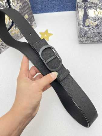 迪奥 3.5Cm 这款 30 Montaigne Avenue 腰带从同名手袋汲取灵感，是二零二三年秋季新品。采用黑色光滑 牛皮革精心制作，质感柔软，设计优雅， - 点击图像关闭
