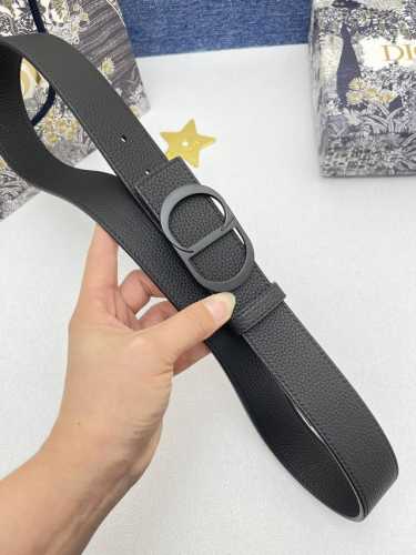迪奥 3.5Cm 这款 30 Montaigne Avenue 腰带从同名手袋汲取灵感，是二零二三年秋季新品。采用黑色光滑 牛皮革精心制作，质感柔软，设计优雅，
