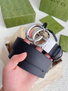 高端品質，實物拍攝 特 配全套禮盒 古馳：專櫃品質雙面頭層牛皮,可雙面使用.旋轉雙G純銅五金扣。金屬配件深受品牌輝煌的70年代經典設計所影響，得以重新詮釋。