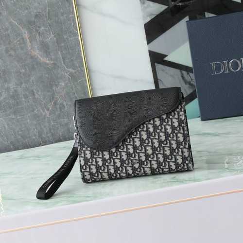 这款 A5 三角手拿包是 Dior 的全新主打单品。采用米色和黑色 Oblique 印花面料等材质精心制作，搭配黑色粒面牛皮革马鞍廓形翻盖，宽敞的拉链隔层可收纳