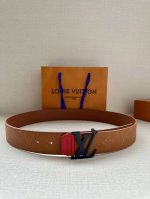 Lv4.0宽 Shadow 腰带拥有 Monogram Shadow 皮革的经典风尚和素面皮革的内敛格调 再为 Lv 新款扣头 以摩登笔触焕新男士衣橱