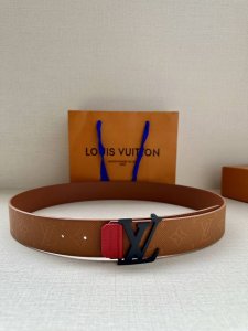 Lv4.0宽 Shadow 腰带拥有 Monogram Shadow 皮革的经典风尚和素面皮革的内敛格调 再为 Lv 新款扣头 以摩登笔触焕新男士衣橱
