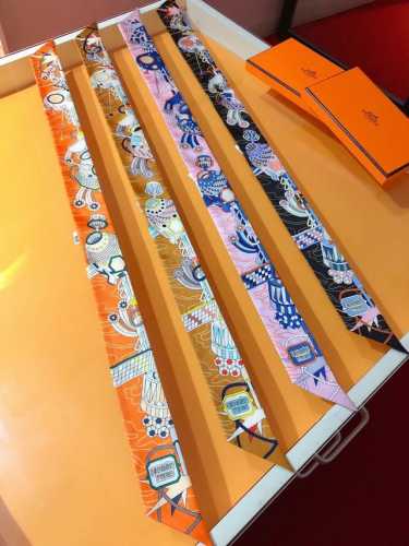 Phms2283 爱马仕新款Twilly Scarf Odyssey 顶级斜纹真丝打造 超精细的印花 字迹非常清晰 绝对是送礼自用的首选丝带既可绕于颈间，亦可缠