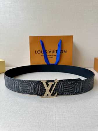 4.0宽:Lv Dimension 双面腰带将创意传承与华美街头风范共冶一炉，彰显创意总监 Pharrell Williams 的时尚远见。Monogram 帆 - 点击图像关闭