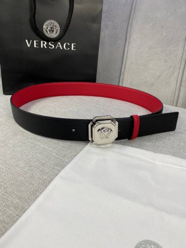 宽度：4.0Cm 范思哲 两面荔枝纹腰带饰有标志性的Versace美杜莎头像扣，彰显品牌格调。是一款精美的衣橱必备单品。