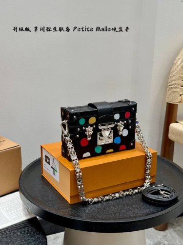 礼盒包装 升级版！ Size：19*12Cm Lv 草间弥生 Yayoi Kusama联名第一弹小盒子Petite Malle Lv Petite Malle波