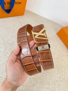 品名： Lv..路易..威登腰带皮带原单 型号：挂扣，经典纯钢材质挂扣，头层牛皮，图片实物拍摄 材料：头层牛皮，挂扣系列，纯钢材质扣头，钯镀电镀工艺永不掉色。原