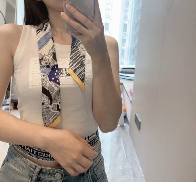 H家新款丝巾，100%重磅真丝斜纹绸，爱马仕束发带 双面双款！顶级斜纹真丝打造 超精细的印花非常清晰 绝对是送礼自用的首选丝带既可绕于颈间，亦可缠于腕部、腰部，