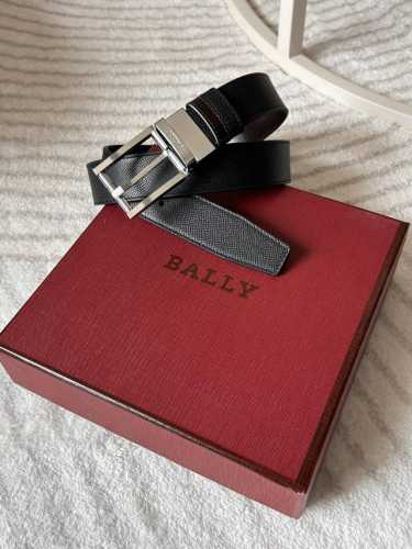 特 Bally巴利 专柜同款 男士双面用简约商务腰带 宽3.4Cm双面进口牛皮制成 双面设计 一面掌纹黑色 一面光滑深咖，正面饰有银色金属搭扣。正装腰带是经典的