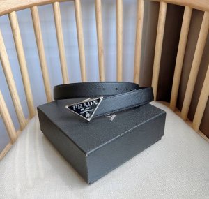 高端品质，实物拍摄 批￥ 配全套礼盒 ：Prada 普拉达 专柜最新款 这款腰带饰有一枚三角形金属徽标 宛若点睛之笔 勾勒精致细节 是prada女士成衣系列的理