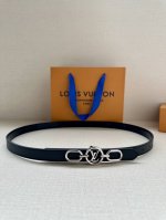 2.0宽 本款 Lv Iconic 双面腰带以纤细剪裁迎接新季，搭配标志性 Iconic 搭扣，无论展现 Monogram Reverse 帆布或素雅牛皮革，均
