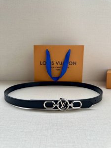 2.0宽 本款 Lv Iconic 双面腰带以纤细剪裁迎接新季，搭配标志性 Iconic 搭扣，无论展现 Monogram Reverse 帆布或素雅牛皮革，均