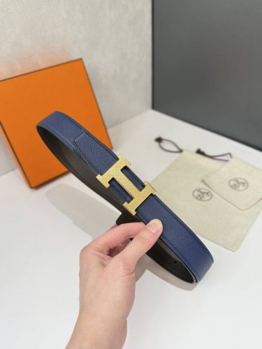特 爱马仕HermèS男款腰带以其精湛的工艺、高品质的材料和经典的设计而备受推崇，是男士时尚配饰中的顶级选择。最具标志性的设计是带有“H”标志的扣头，简约大气且