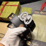 特 古奇，宽4.0 Cm，水果和蔬菜是 Gucci 俏皮精神的象征，它们已经成为当代 House ，这薄带的特点是异想天开的草莓和樱桃打印与金属完成。配饰以白色