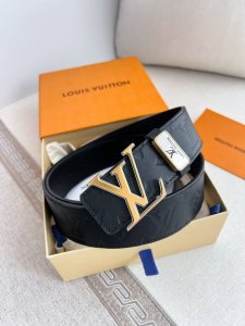 品名： Lv..路易..威登腰带皮带原单 型号：挂扣，经典纯钢材质挂扣，头层牛皮，图片实物拍摄 材料：头层牛皮，挂扣系列，纯钢材质扣头，钯镀电镀工艺永不掉色。原